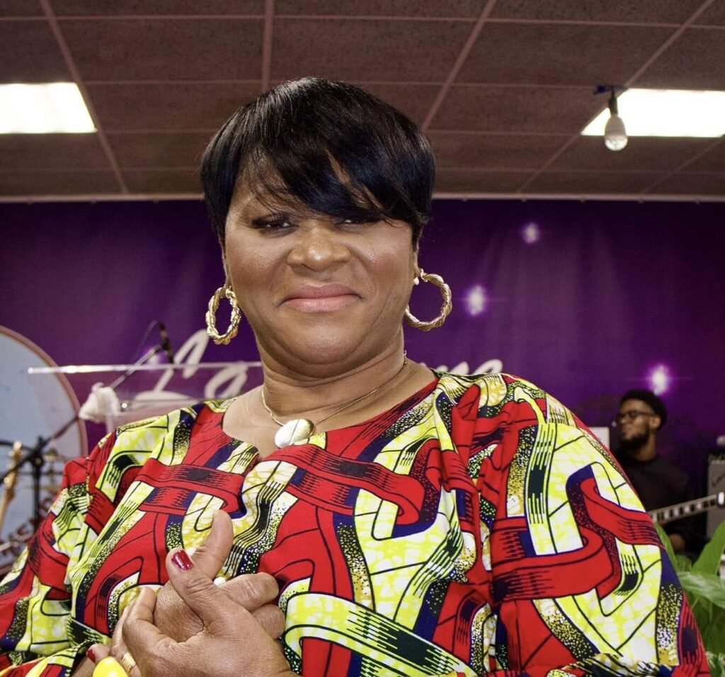 Portrait of Fanny Castelo in a social gathering.